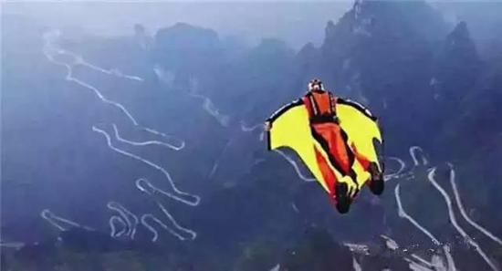 爱心飞翼队队长盛广强在巴东县水布垭镇三里城