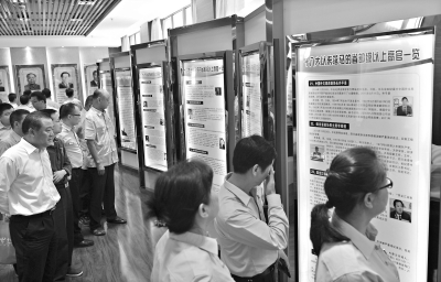 昨日，黃陂區(qū)區(qū)委辦、區(qū)人大、區(qū)人民法院等單位的黨員參觀反腐倡廉教育展。記者李永剛 攝