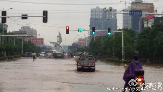 19日下午，湖南株洲市攸縣降暴雨，低洼路段積水嚴(yán)重。(圖片來源：微博)