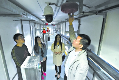 大学生参观武汉中央商务区地下综合管廊的高压电力仓 记者李永刚 摄