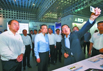 李克強(qiáng)23日考察武漢光谷展示中心。圖片來源：中國政府網(wǎng)