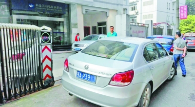 车子堵了师生入校路。