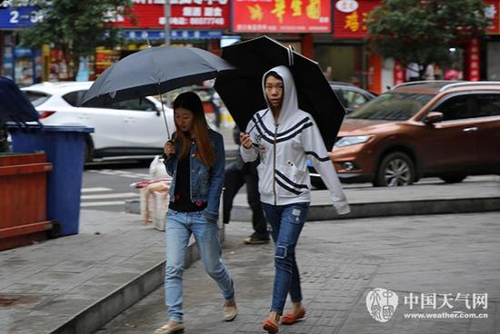 受降雨影响，重庆降温明显，不少市民换秋装出行。