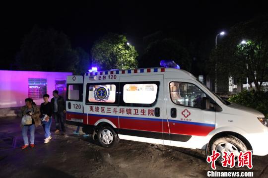 當(dāng)?shù)匦l(wèi)生院救護(hù)車轉(zhuǎn)運(yùn)傷員 鐘新 攝