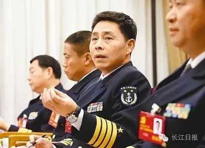 辽宁舰原舰长张峥已经出任海军参谋长助理,辽宁舰原政委梅文出任南海