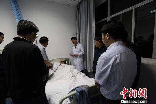 傷員在三峽急救中心救治 鐘新 攝