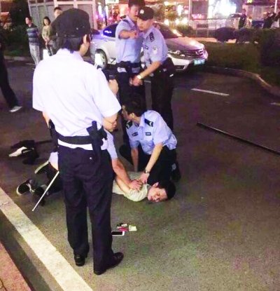 男子酒后持刀捅伤前女友