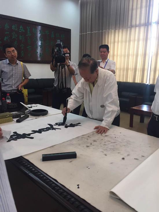 郁慕明正在題詞