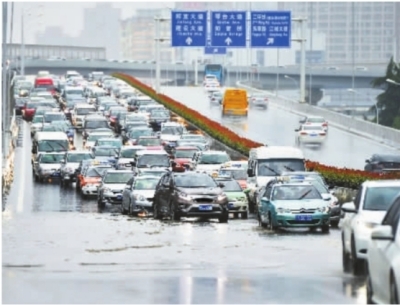 昨日，二环线汉阳段王家湾通往沌口方向的车辆因渍水排起长队。记者金振强 摄