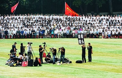 华中师大拍4500人毕业大合影 照片长8米