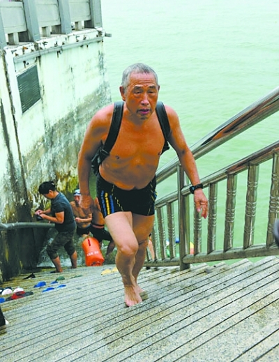 救人的71岁冬泳队员陈家虎。通讯员童汉芳 摄