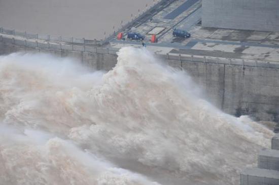 2012年7月24日，三峡大坝坛子岭，长江上游特大洪峰抵达三峡水库，峰值达7万立方米每秒，为三峡水库2009年建成运行以来最大洪峰。 澎湃资料