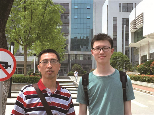 郑重(右)和班主任高存勇