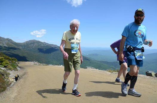 96岁老人完成爬坡赛道
