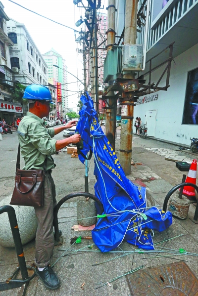 惹祸的遮阳伞。记者杨涛 摄图