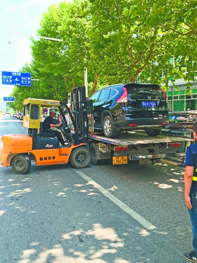 我市新增两件“拖车利器”治违停