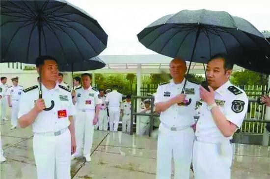 海军司令为少将打伞