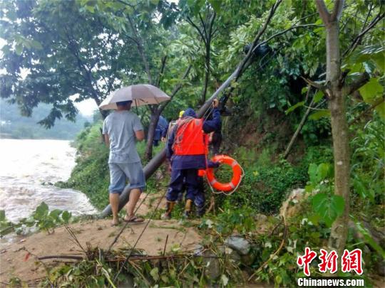 黄冈消防官兵进山搜救被困人员