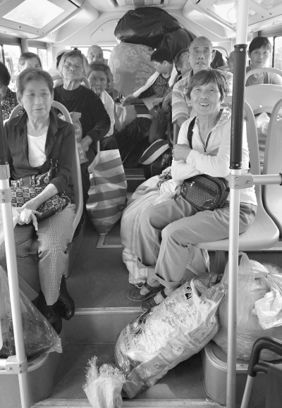 最后一批天兴洲岛民乘坐公交“专车”转移 记者张宁 摄