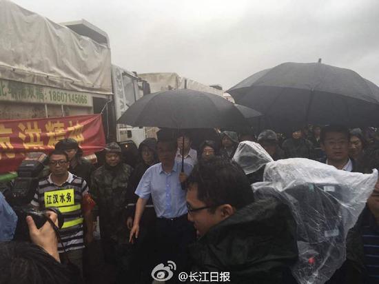 10:15，李克強(qiáng)總理在長江大堤龍王廟段冒雨視察。（記者劉元聰 通訊員朱素芳）