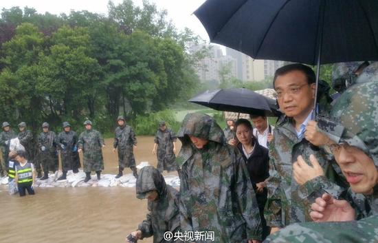 李克强冒大雨急赴武汉长江干堤管涌现场指挥抢险救灾