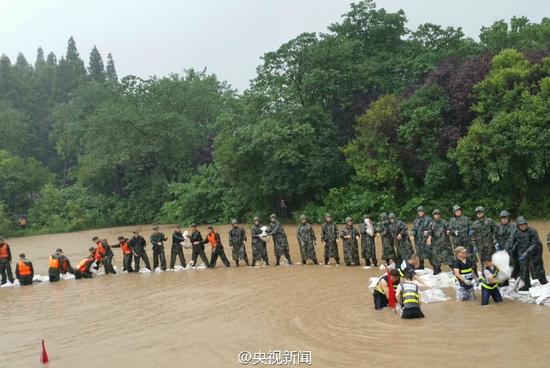 李克强冒大雨急赴武汉长江干堤管涌现场指挥抢险救灾