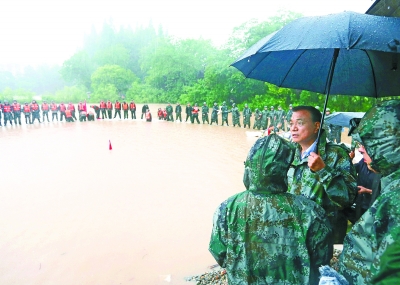 李克强昨天在武汉市长江干堤倒口湖堤段管涌现场指挥抢险救灾。新华社图