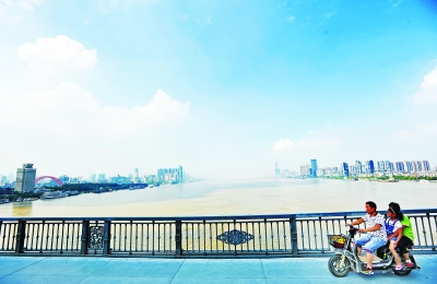 昨日，江城迎来晴朗艳阳天，一扫前日暴雨的阴霾。记者苗剑 摄