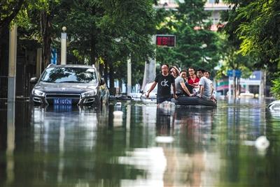 7月7日，抢险人员在转移武汉南湖风华天城小区的被困群众。新华社发