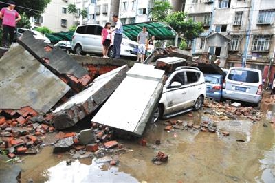 7月7日，南京雨花台区西善桥街道的油坊公寓小区围墙倒塌，共砸损9辆汽车。图/视觉中国