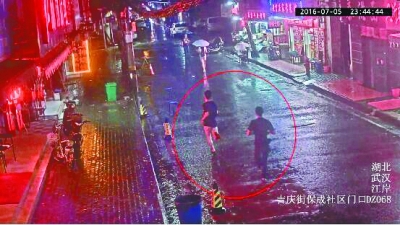 图为：两名嫌疑人作案后逃跑时的视频截图。