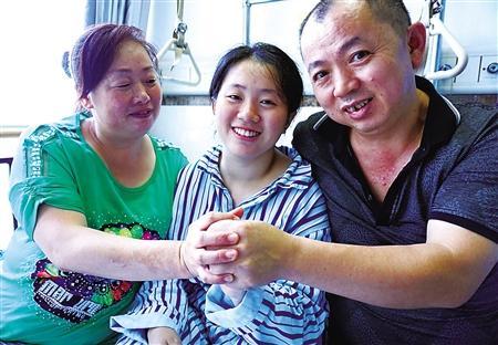 曾经的 一家三口 2015年7月，杨丹的父母鼓励她战胜病魔。此后不久，杨丹的母亲因病逝世