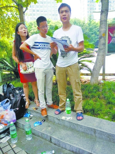 武汉70多名大学生找兼职遇囧途 被扔在东莞街