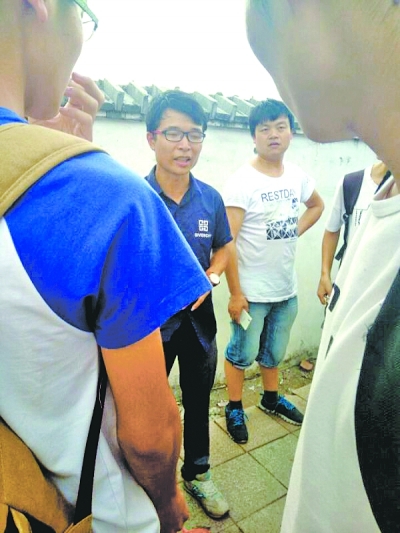 图为本地的中介早上组织人员集合,到晚上才发车;
