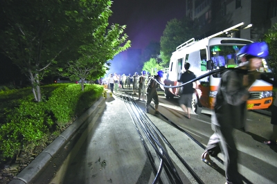 昨日凌晨5时许，在国网武汉东湖高新供电公司努力下，现代森林小镇送电成功
    记者任勇 摄