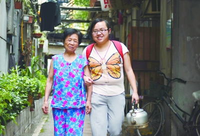 胡婧帮街坊老人提水 姜瀚 摄
