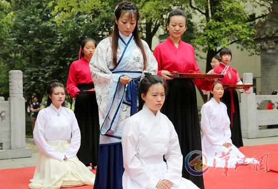 月10日，6名近期过生日的女孩在襄阳五中实验中学大成殿举行汉服女子成人礼
