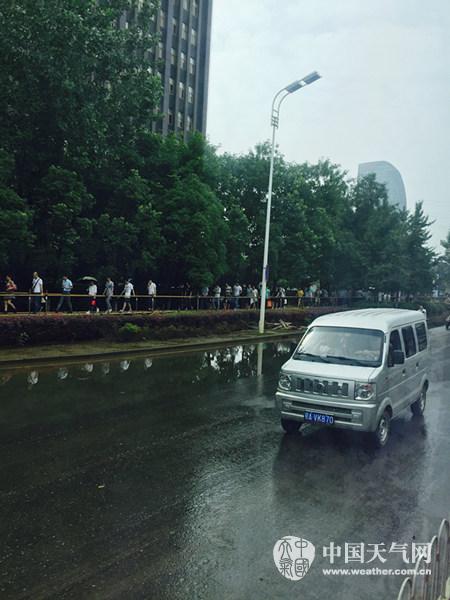 11日，武漢一路段積水嚴(yán)重，行人只能從臨時搭建的便橋上通過。(李夢蓉 攝)