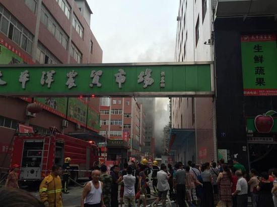 硚口一农贸市场清晨突发火灾