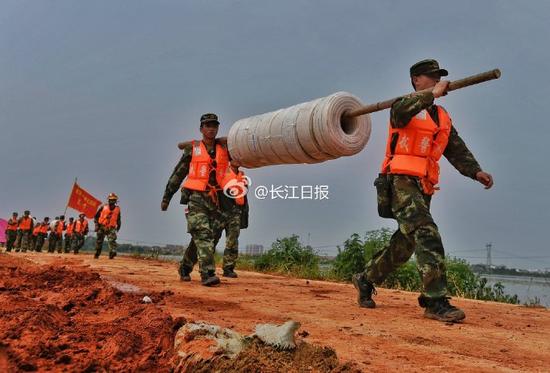 目前，400名武警官兵在进行炸堤前的准备工作。图片来源于长江日报官微