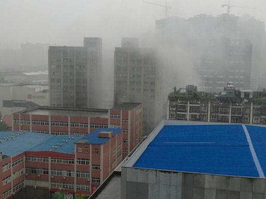 硚口一农贸市场清晨突发火灾