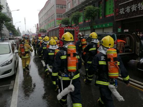 硚口一农贸市场清晨突发火灾