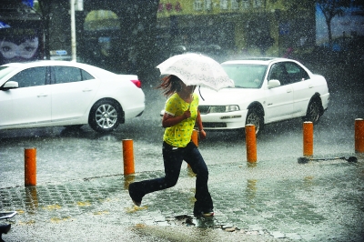 昨天13时22分，雄楚大道珞狮南路口，一场阵雨突袭而来，行人在雨中狂奔。记者苗剑 实习生谭祖贤 摄