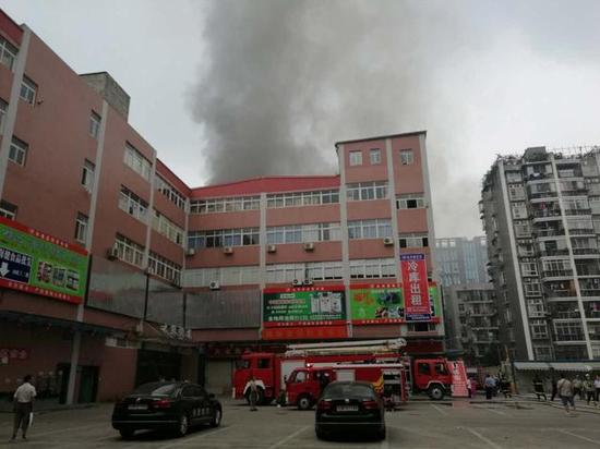 硚口一农贸市场清晨突发火灾