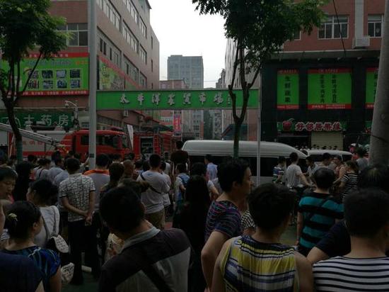 市场封闭，大批市民在市场外围观