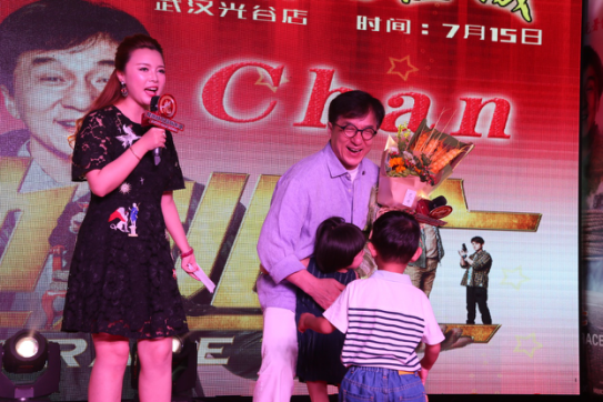 成龙携《绝地逃亡》空降武汉 站台耀莱成龙国