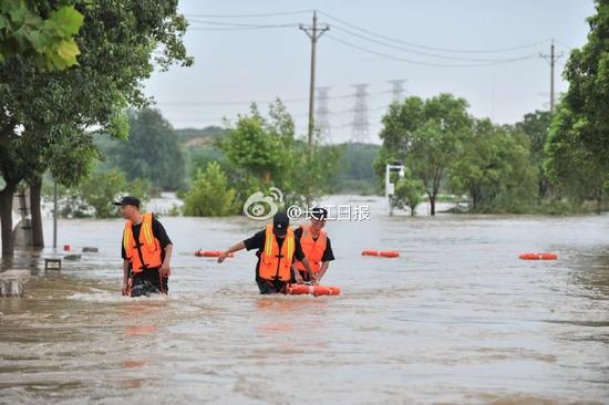 公安武警民兵1000多人，驾驶冲锋舟、民船近20台，成功搜救出70多名群众。