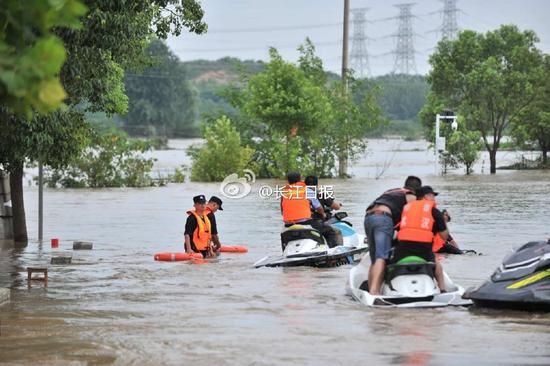 公安武警民兵1000多人，驾驶冲锋舟、民船近20台，成功搜救出70多名群众。