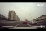 網(wǎng)曝上海兩輛跑車瘋狂飆車 最高時速達(dá)180