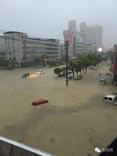 17日，短时强降雨导致湖北通城出现严重渍涝，道路损毁。(来源：通视网)